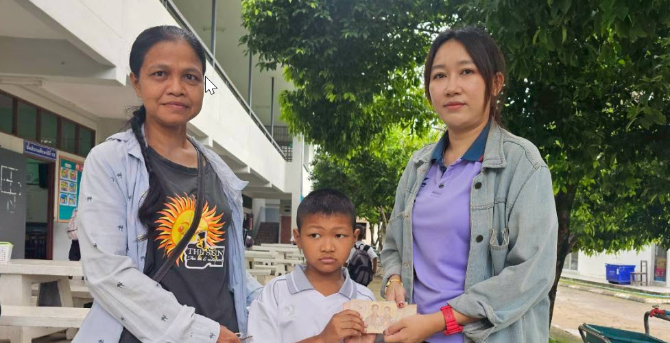 มอบทุนการศึกษา  นักเรียน