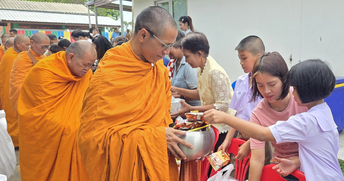ทำบุญตักบาตรข้าวสารอาหารแห้ง  เนื่องในวันแม่แห่งชาติ